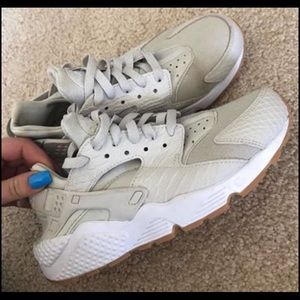 Nike Huarache Size 8.5 Woman’s  - NEW CONDITION